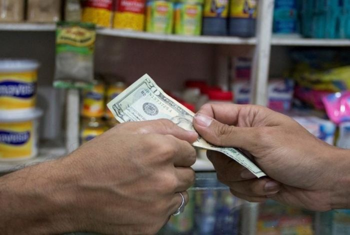 Escasez de gasolina y alza del dólar disparan los precios de alimentos