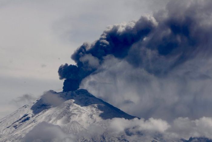 VIDEO Volcán Cotopaxi de Ecuador emana columna de unos 800 metros de