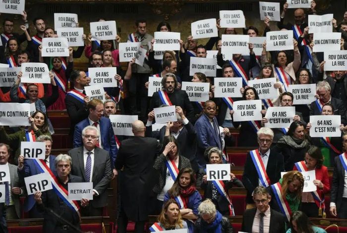 Emmanuel Macron Sobrevive A Dos Mociones De Censura En Su Contra Mar