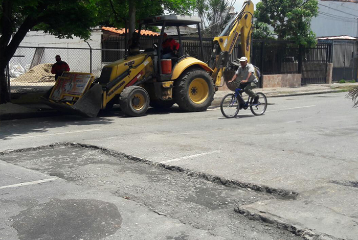 Aplican Operativo De Bacheo En Las Calles De La Urbanizaci N Fundalara