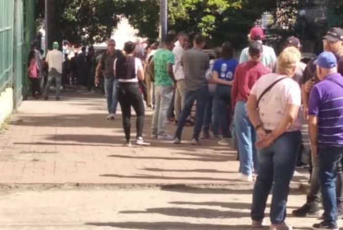 Largas colas y confusión en las oficinas del Saime a pesar de orden de