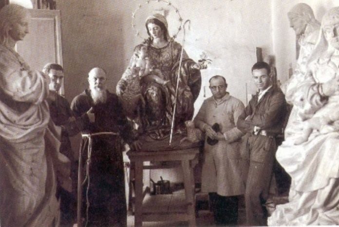 El imaginero Sebastián Santos Rojas con el padre capuchino Juan Bautista Ardales