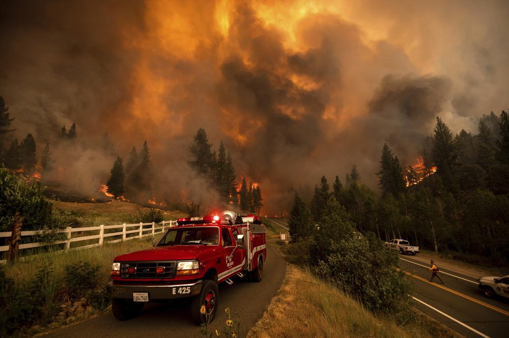 Enorme incendio en Oregon crece a medida que los incendios forestales