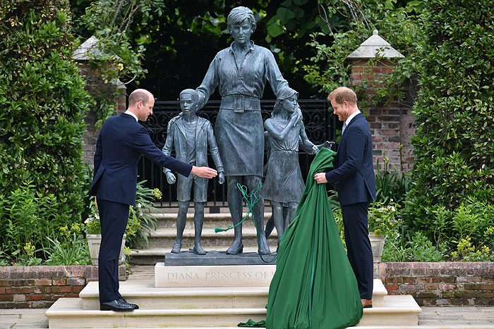 Los Príncipes William Y Harry Develan La Estatua De La Princesa Diana