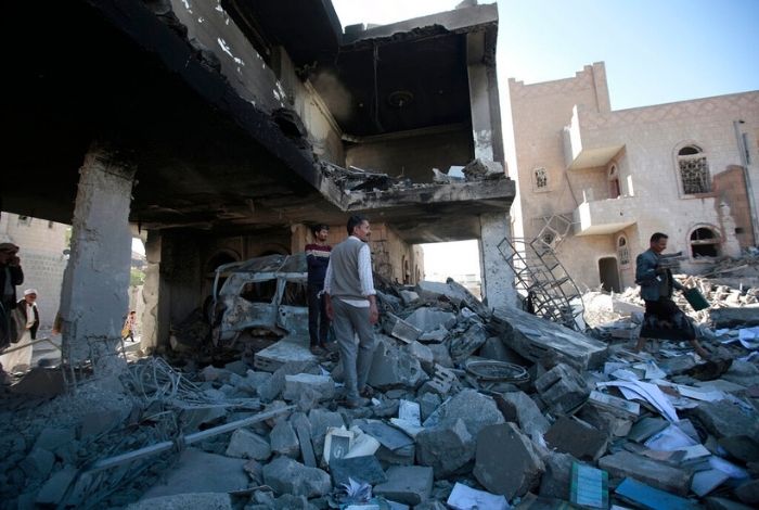 Al menos 60 muertos y 200 heridos deja ataque aéreo en Yemen #21Ene