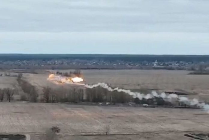 Impactante momento en que misil ucraniano destruye helicóptero ruso 