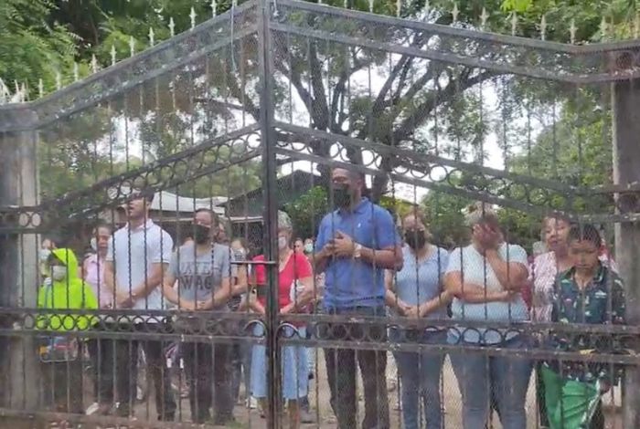 #VIDEO Feligreses reciben misa en calles de Nicaragua, ante prohibición de abrir iglesia por parte del Gobierno #16Ago