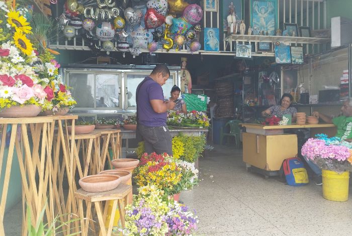 ▷ “La gente prefiere comprar comida que comprar flores”, comerciantes  aseguran que ventas de flores cayeron en un 80 % #2Nov - El Impulso
