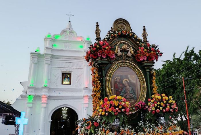 ▷ #AvanceIMP Nuestra Señora de Altagracia recibió serenata en su salida de  la iglesia La Ermita #20Ene - El Impulso