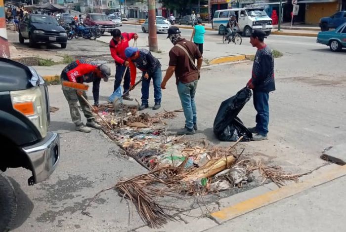 #FOTOS Realizan limpieza de alcantarillas y quebradas en Barquisimeto #30Oct