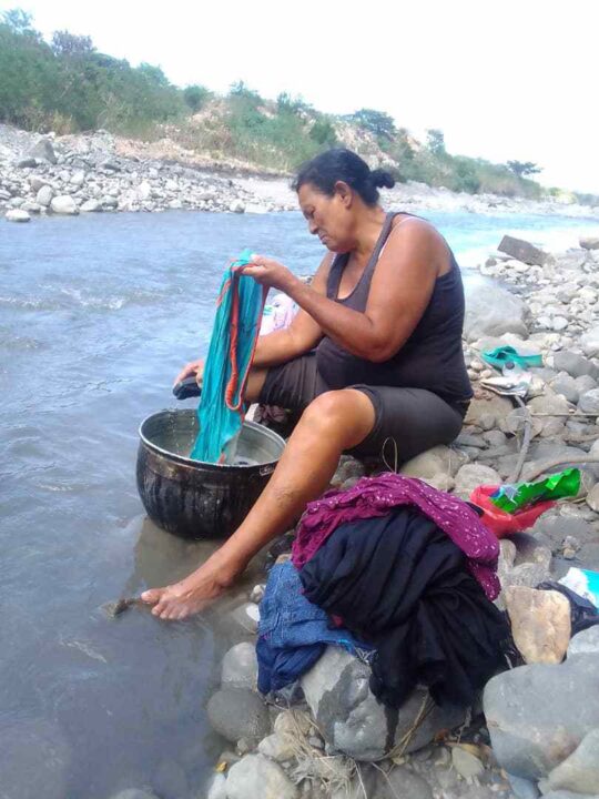- Santo Domingo Foto vecina lavando ropa en el Rio Turbio 3 Para IG 1.jpeg