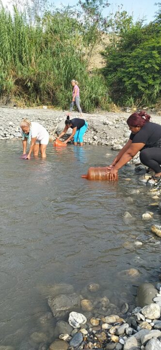 - Vecinas de Santo Domingo Recogiendo agua del Rio Turbio Para IG