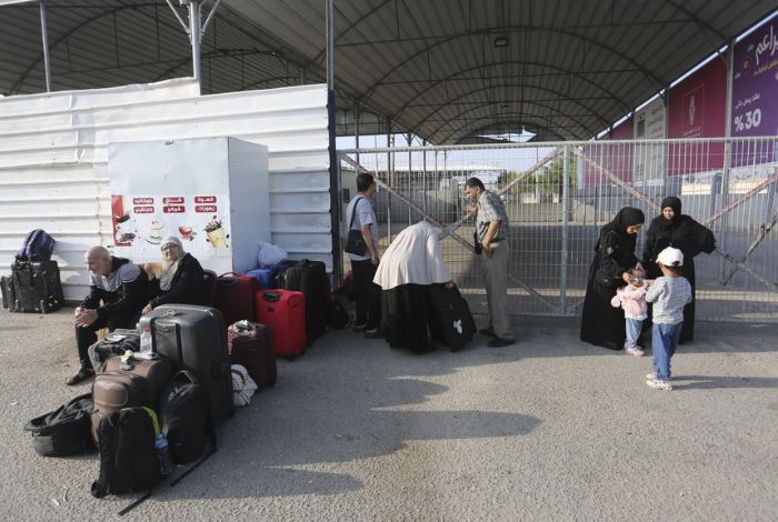 refugiados de Gaza, titulares de pasaportes extranjeros atravesaron el cruce de Rafah desde el enclave hacia Egipto