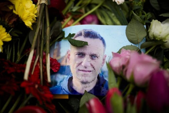 El cuerpo del líder de la oposición rusa Alexei Navalny ha sido entregado a su madre, dice un asistente #25Feb
