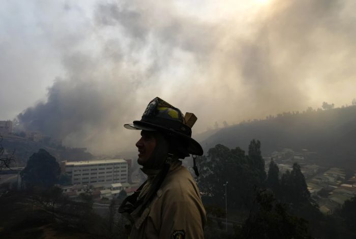Chile decreta duelo nacional: Al menos 64 personas han muerto por incendios forestales