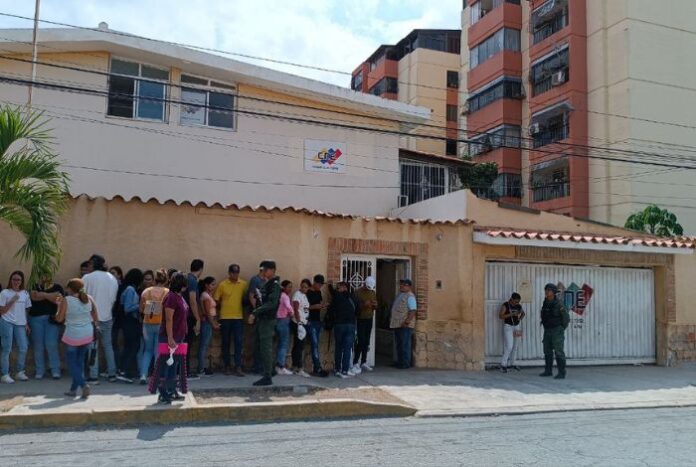 Estudiantes universitarios acudieron a la oficina regional del CNE a realizar su inscripción en el RE.