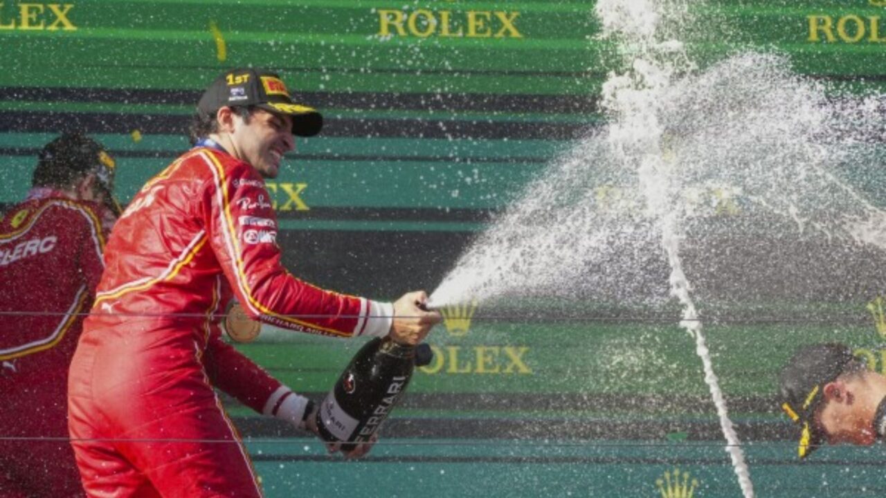 El piloto de Ferrari Carlos Sainz de España rocía champán mientras celebra después de ganar el Gran Premio de Australia de Fórmula Uno en Albert Park, en Melbourne, Australia