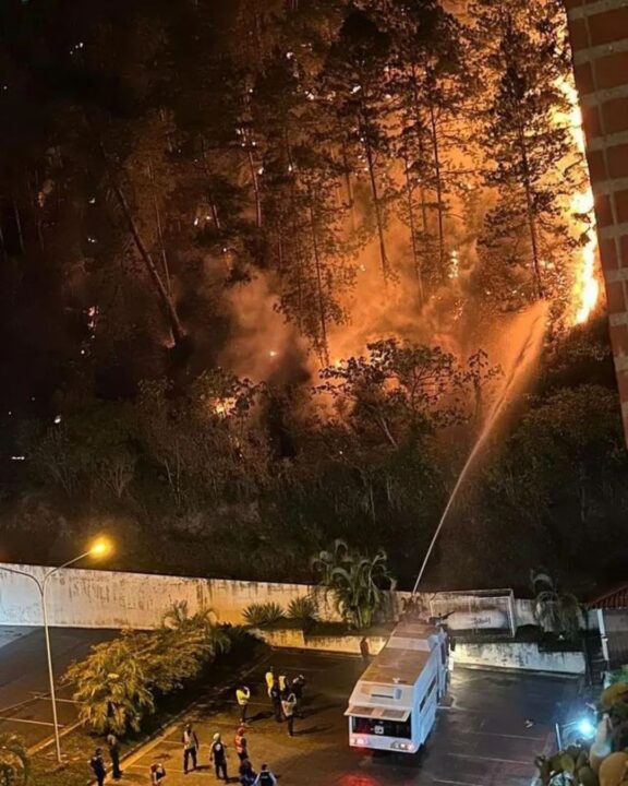 Incendio forestal de gran magnitud amenazó urbanismos de Mérida