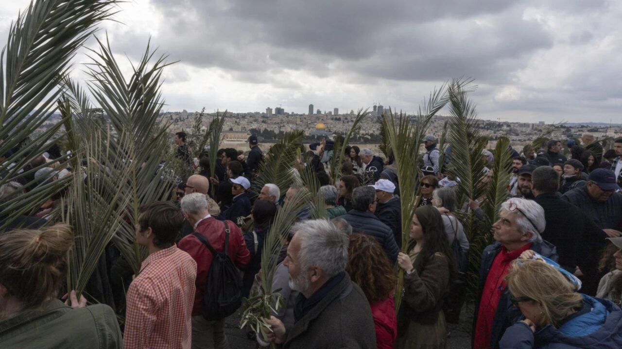 Cristianos caminan en la procesión del Domingo de Ramos en el Monte de los Olivos en Jerusalén este, el domingo 24 de marzo de 2024. (Foto AP)