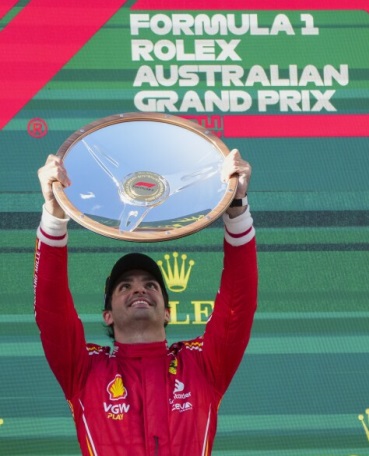 Carlos Sainz de España sostiene su trofeo en lo alto del podio después de ganar el Gran Premio de Australia 