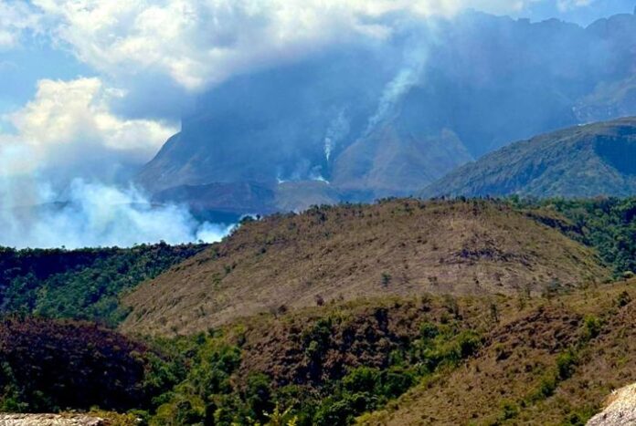 Incendio forestal en Auyantepui, PN Canaima. Foto: François Montalant