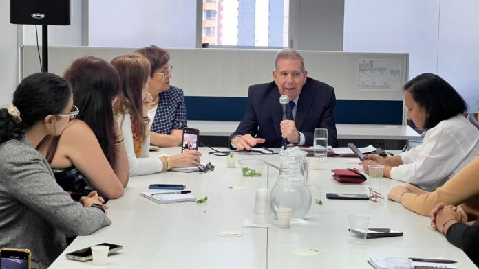 Edmundo González en reunión con las mujeres del Frente Amplio Venezuela