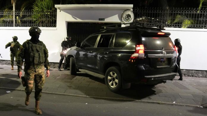 Policía de Ecuador ingresa a la fuerza a Embajada de México en Ecuador.