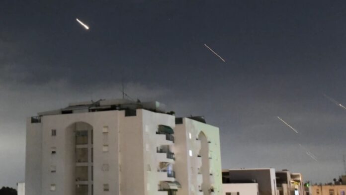 drones y misiles enviados desde Irán y sus aliados en Medio Oriente atacaron a Israel la madrugada del domingo