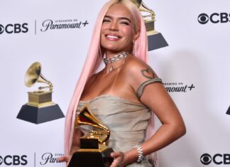 Karol G, cantante colombiana con su premio de los Latin Grammy