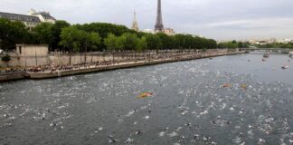 Nadadores en el Río Sena en París