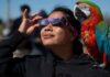 Personas disfrutando el eclipse solar total