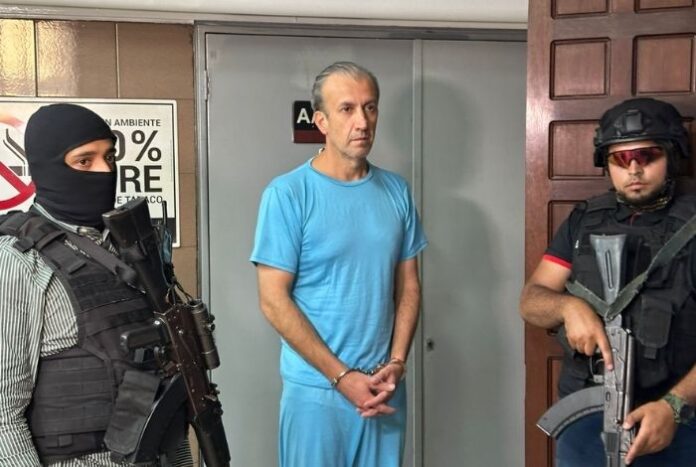 Tareck El Aissami esposado y custodiado para su presentación en Tribunales
