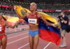 Yulimar Rojas alzando la bandera de Venezuela después de un triunfo