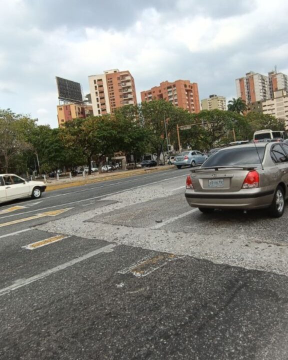 Mega hueco en la avenida Lara afecta vehículos de quienes transitan por esta avenida