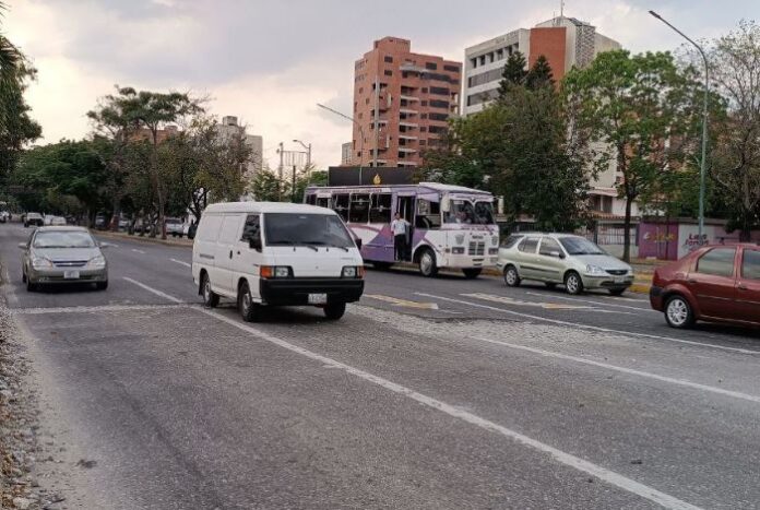 Mega hueco en la avenida Lara afecta vehículos de quienes transitan por esta avenida