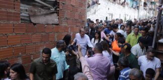 Edmundo González junto a líderes comunitarios del Barrio El León de El Cementerio