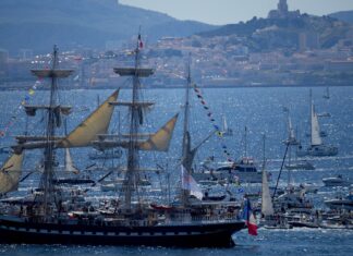 El Belem, el velero con la llama de los Juegos Olímpicos de París 2024, llegó al puerto de Marsella