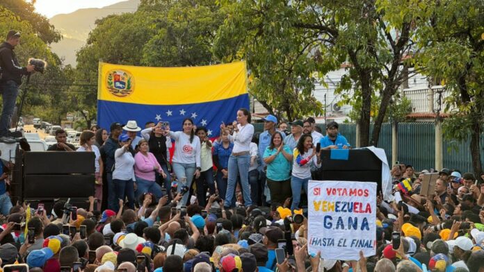 María Corina Machado en mitin político en Guatire