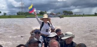 María Corina en una canoa rumbo al estado Amazonas