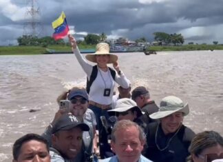 María Corina en una canoa rumbo al estado Amazonas