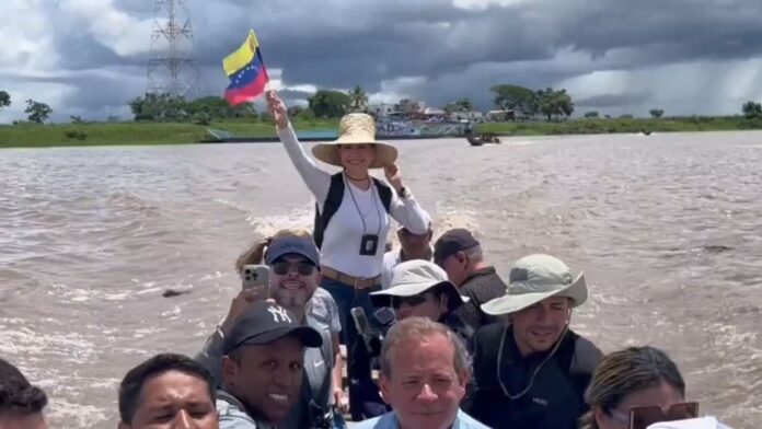 María Corina en una canoa rumbo al estado Amazonas