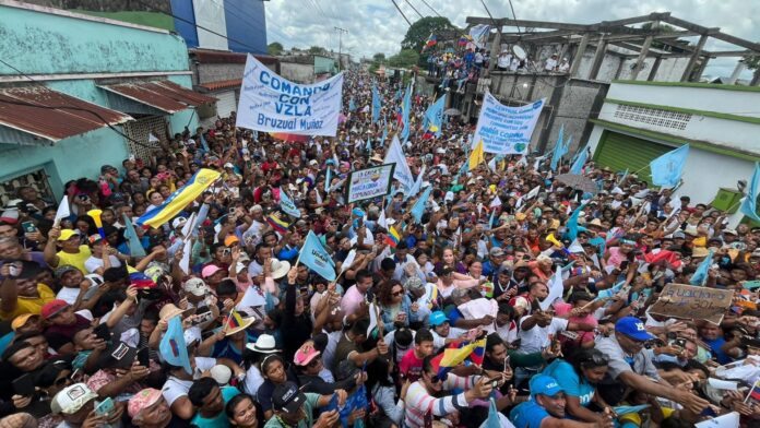 María Corina recibida por una multitud en Achaguas