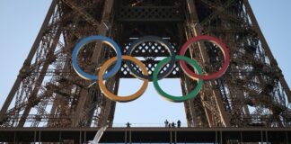 Anillos de los Juegos Olímpicos en la Torre Eiffel de París