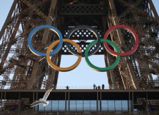 Anillos de los Juegos Olímpicos en la Torre Eiffel de París