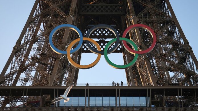 Anillos de los Juegos Olímpicos en la Torre Eiffel de París