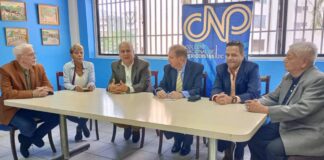Edmundo González felicita a los periodistas