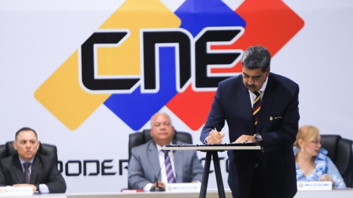 Nicolás Maduro firma acuerdo de reconocimiento de resultados electorales