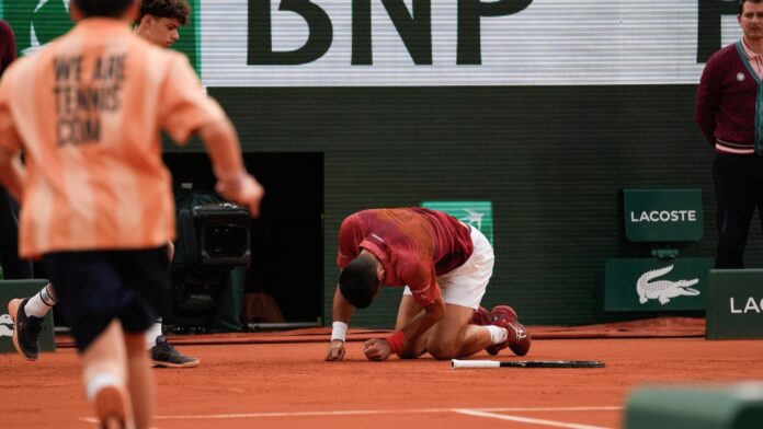 Novak Djokovic lesionado en la rodilla derecha en Roland Garros