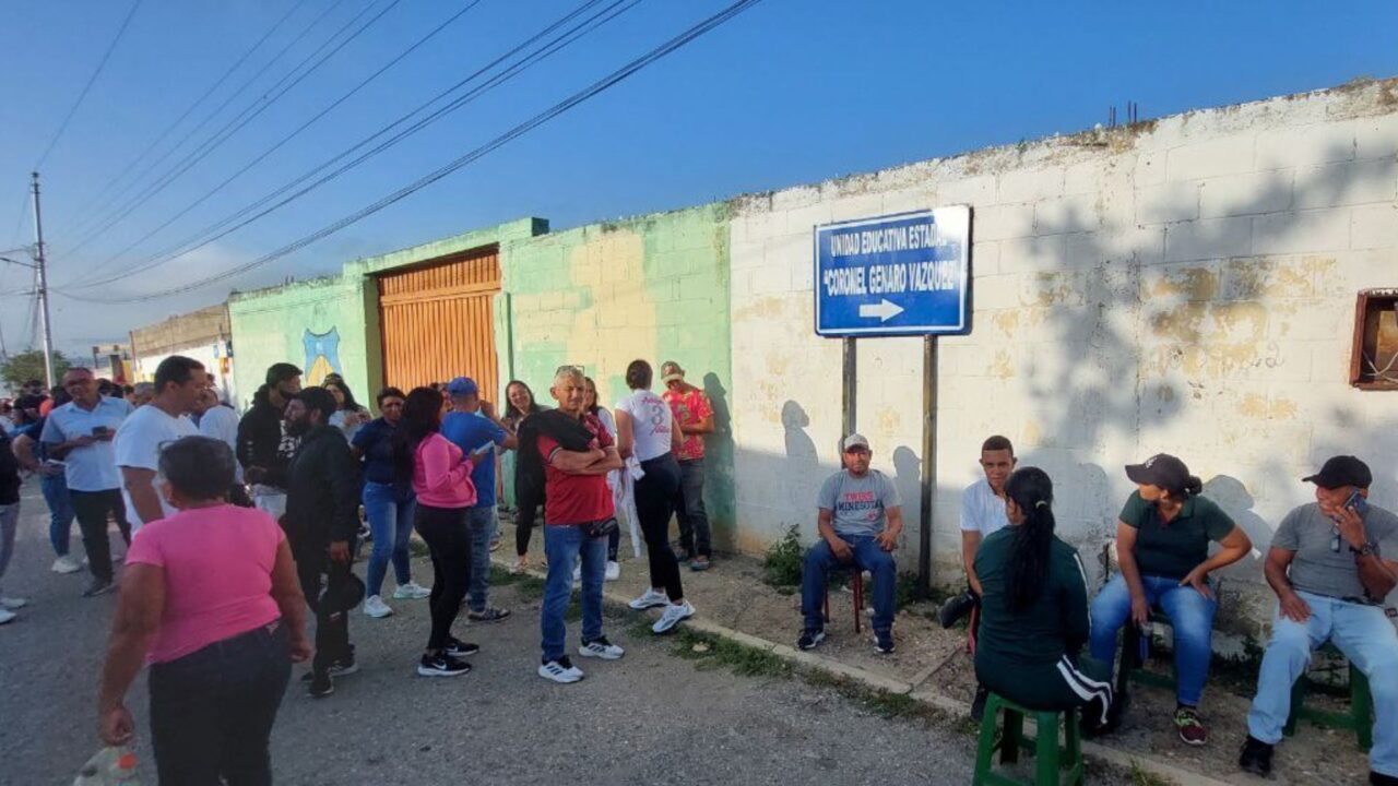 Los electores del centro de votación Cnel. Genaro Vásquez en San Jacinto, parroquia Unión esperan desde la madrugada que el centro de votación abra sus puertas para ejercer el voto.