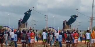 Derriban estatua de Chávez en Coro